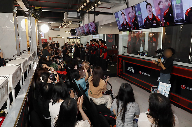 레드포스 PC 아레나 호치민 1호점에서 농심 레드포스 '리그 오브 레전드' 선수들이 참여한 '스파이시 해피니스 인 배트남'이 진행됐다.