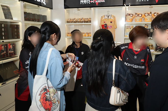 농심 레드포스는 한국의 매운맛이 담긴 웰컴 기프트로 팬들을 맞이했다.
