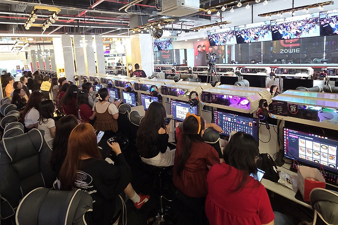 현재 팬들은 경기에 집중하며 선수들의 플레이에 열정적으로 반응했다.