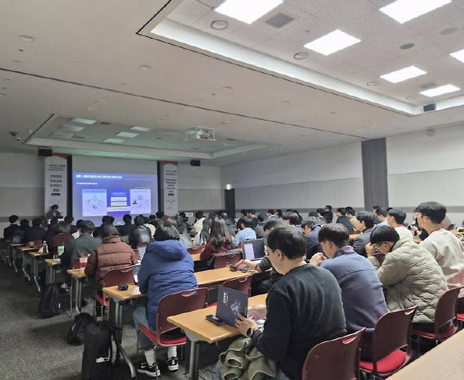시큐레이어의 R&D 센터장 김진이 Assistant를 넘어 Agentic AI 시대로 에 대한 주제로 강연을 진행하는 모습