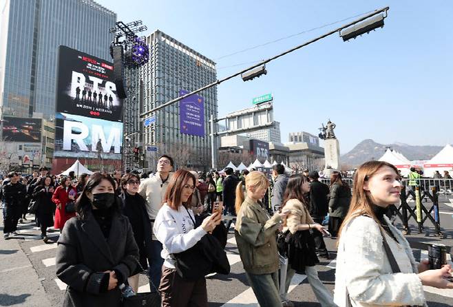 BTS(방탄소년단) 컴백 공연일인 21일 서울 종로구 광화문 광장이 인파로 북적이고 있다.(사진=노진환 기자)