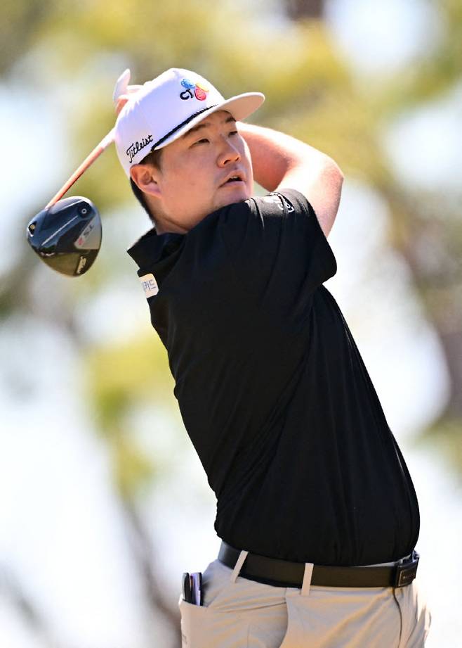 임성재가 23일(한국시간) 열린 PGA 투어 발스파 챔피언십 최종 4라운드 6번홀에서 티샷을 하고 있다. (사진=AFPBBNews)