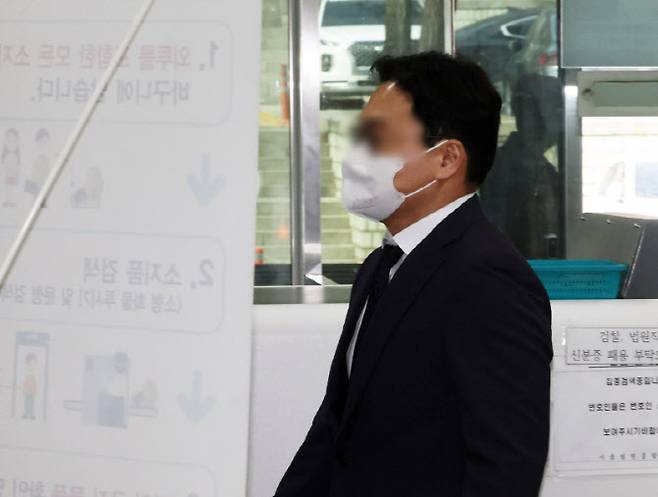 변호사에게 금품을 받고 '재판 거래'에 가담했다는 의혹을 받는 김모 부장판사가 23일 오후 서울 서초구 중앙지방법원에서 열린 특정범죄 가중처벌 등에 관한 법률 위반(뇌물수수) 혐의 구속 전 피의자 심문(영장실질심사)에 출석하고 있다.(사진=뉴시스)