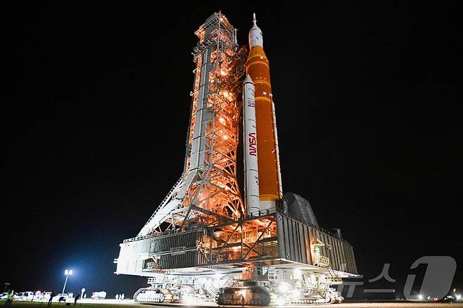 미국 케네디 스페이스 센터 발사대에 기립한 아르테미스 2호. ⓒ AFP=뉴스1