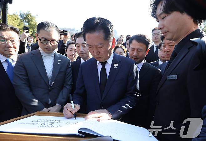 정청래 더불어민주당 대표가 23일 오전 경남 김해 진영읍 봉하마을을 찾아 고 노무현 전 대통령 묘역을 참배한 후 방명록을 작성하고 있다. 2026.3.23 ⓒ 뉴스1 윤일지 기자