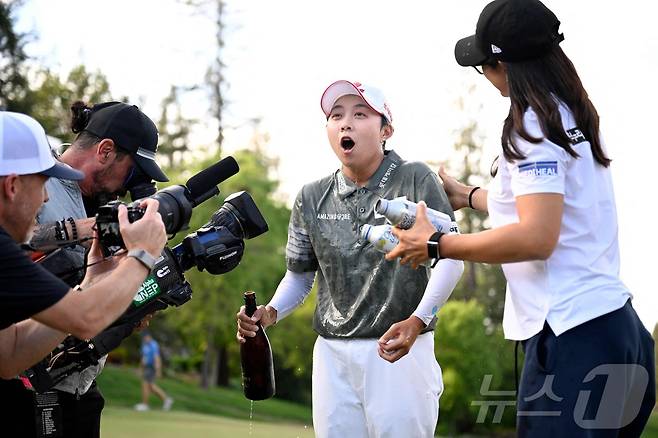 우승 직후 동료들의 축하를 받고 있는 김효주. ⓒ AFP=뉴스1