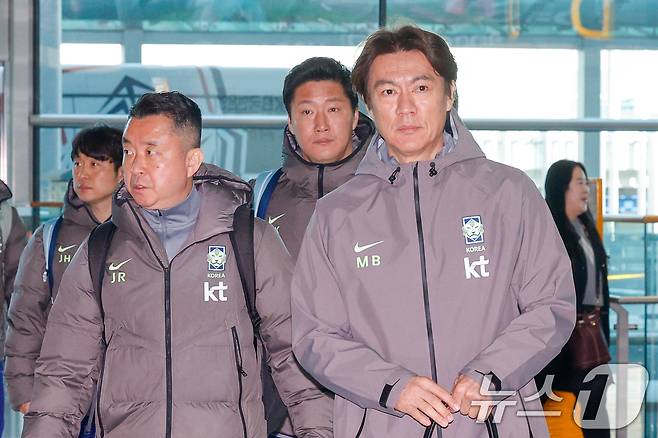 올해 첫 소집 훈련과 평가전을 앞둔 홍명보 축구 국가대표팀 감독이 23일 오전 인천국제공항 2터미널에서 영국 런던으로 출국하기 위해 이동하고 있다. 대표팀은 오는 28일 코트디부아르, 내달 1일 오스트리아와 평가전을 치른다. 2026.3.23 ⓒ 뉴스1 안은나 기자