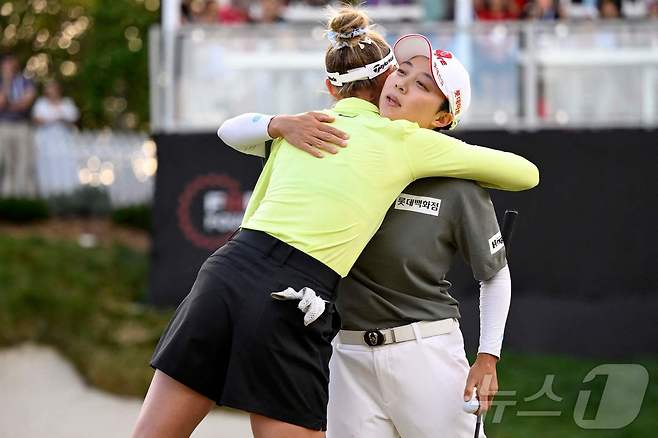 LPGA투어 포티넷 파운더스컵에서 우승한 김효주가 준우승자 넬리 코다(미국)와 포옹하고 있다. ⓒ AFP=뉴스1