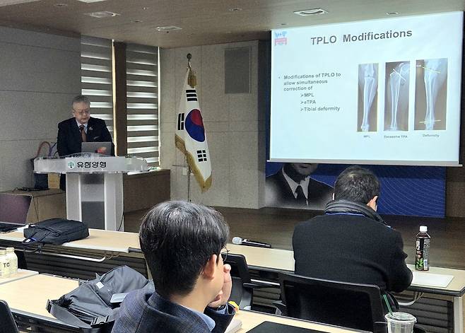 이즈미사와 원장은 특강을 통해 복합 무릎 질환이 동시에 있는 환자에 맞춘 수술 전략을 공유했다. ⓒ 뉴스1 한송아 기자