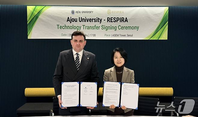 정이숙 아주대 약학대학 교수가 지난 19일 Bernald Leone 레스피라 대표와 천연 허브 복합물 소재와 관련된 원천 노하우 기술 이전 및 원료 물질 공급 계약을 맺고 기념촬영을 하고 있다. (아주대 제공. 재판매 및 DB 금지) 2026.3.23/뉴스1