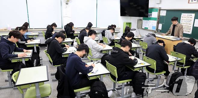 고등학교 1,2,3 학년 올해 첫 전국연합학력평가가 열린 26일 서울 광진구 광남고등학교에서 고3 학생들이 시험을 치르고 있다. 2025.3.26 ⓒ 뉴스1 사진공동취재단