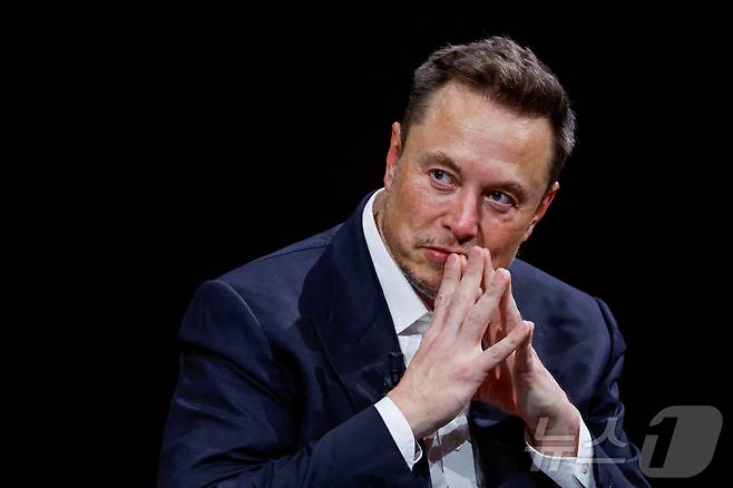 일론 머스크가 지난달 16일(현지시간) 프랑스 파리에서 열린 비바 테크놀로지 컨퍼런스에서 생각에 잠겨있다. 2025.6.16 ⓒ 로이터=뉴스1
