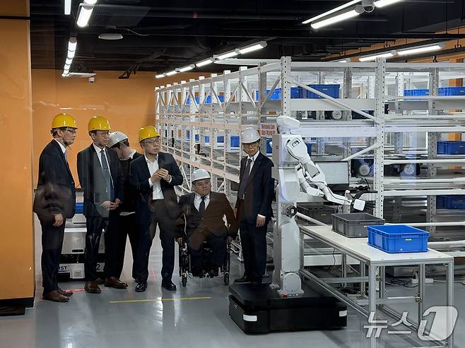 배경훈 부총리 겸 과학기술정보통신부 장관이 23일 대전 한국과학기술원(KAIST)에서 '피지컬 AI 사전검증 사업 성과 현장'을 방문했다. 2026.3.23 ⓒ 뉴스1 이기범 기자