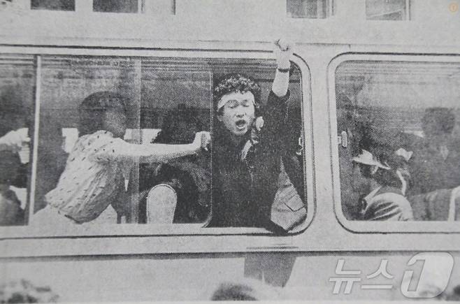 신정훈 의원이 5·18민주화운동에 대한 미국 책임을 외치며 1985년 서울 5개 대학교 학생들과 서울 을지로 미국문화원을 점거했다 검거돼 호송되는 과정에서 호송차 문을 열고 외치고 있다.(SNS 캡쳐. 재배포 및 DB 금지)