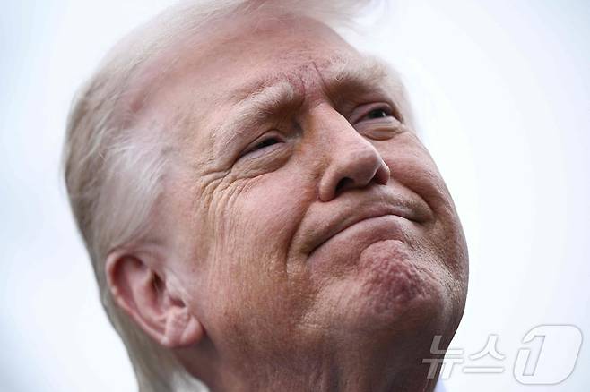 도널드 트럼프 미국 대통령이 20일(현지시간) 워싱턴DC 백아고간에서 마러라고 자택으로 출발하기 전 기자들과 대화하고 있다. 2026.03.20 ⓒ AFP=뉴스1