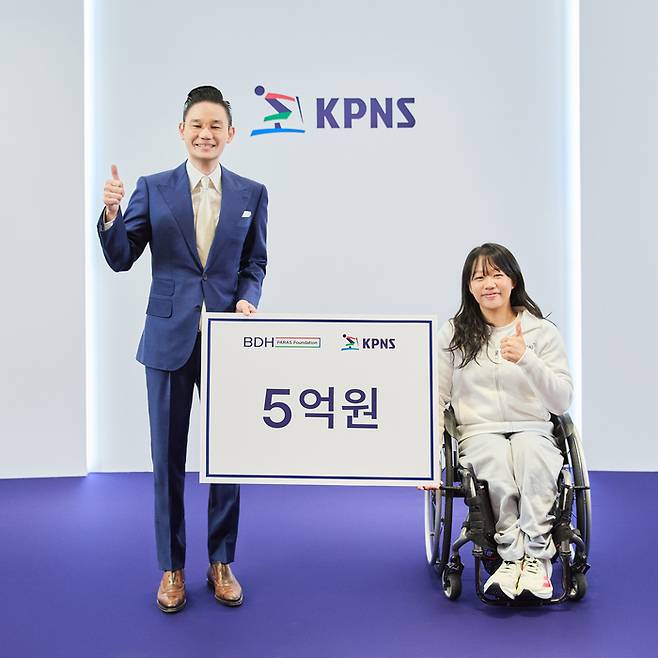 대한장애인노르딕스키연맹 배동현 회장이 2026 밀라노·코르티나 동계패럴림픽에서 금메달 2개, 은메달 3개 획득한 김윤지에게 포상금 5억원을 수여했다. 사진 | BDH재단