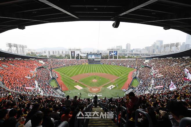 26일 잠실구장에서 열린 2025 KBO리그 한화와 LG의 한국시리즈 1차전에서 양팀 팬들이 열띤 응원을 펼치고 있다. 스포츠서울DB