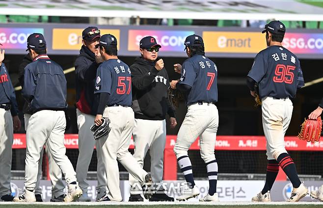 롯데 김태형 감독이 23일 인천 SSG랜더스필드에서 열린 2026 KBO리그 시범경기 SSG전 승리 후 선수들과 하이파이브를 하고 있다. 문학 | 최승섭 기자 thunder@sportsseoul.com