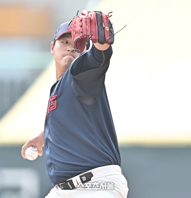 롯데 선발투수 나균안이 23일 인천 SSG랜더스필드에서 열린 2026 KBO리그 시범경기 SSG전에서 역투하고 있다. 문학 | 최승섭 기자 thunder@sportsseoul.com