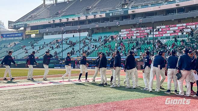 롯데 선수단이  23일 인천 SSG랜더스필드에서 열린 2026 KBO리그 시범경기 SSG전 승리 후 하이파이브를 하고 있다. 사진 | 롯데 자이언츠