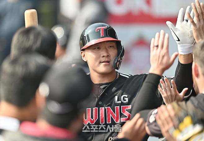 LG 이재원이 17일 수원 KT위즈파크에서 열린 2026 KBO리그 시범경기 KT전 8회초 1사 좌중월 홈런을 날린 후 동료들과 하이파이브를 하고 있다. 수원 | 최승섭 기자 thunder@sportsseoul.com