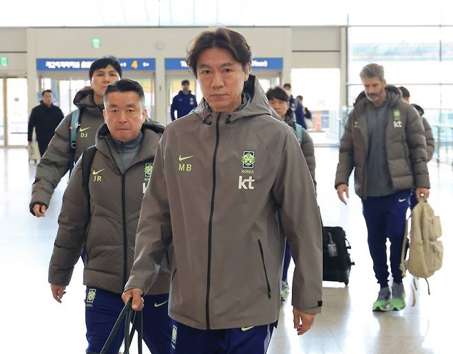 유럽원정 출국하는 홍명보 감독
(영종도=연합뉴스) 최재구 기자 = 유럽원정 2연전에 나서는 한국축구 국가대표팀의 홍명보 감독이 23일 인천국제공항을 통해 출국하고 있다. 2026.3.23