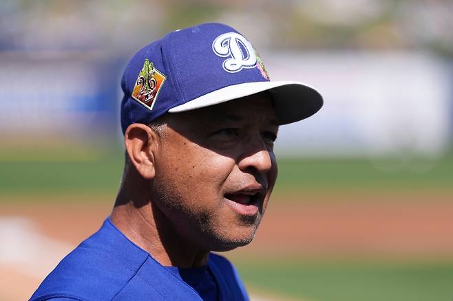 Los Angeles Dodgers manager Dave Roberts talks with Milwaukee Brewers manager Pat Murphy prior to a spring training baseball game Monday, March 9, 2026, in Phoenix. AP연합뉴스