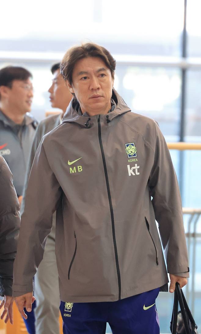 유럽원정 출국하는 홍명보 감독

    (영종도=연합뉴스) 최재구 기자 = 유럽원정 2연전에 나서는 한국축구 국가대표팀의 홍명보 감독이 23일 인천국제공항을 통해 출국하고 있다. 2026.3.23
