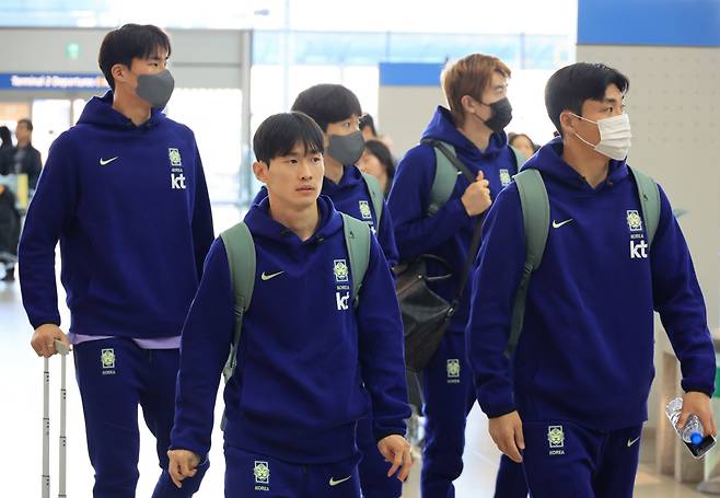 유럽원정 출국하는 축구국가대표팀

    (영종도=연합뉴스) 최재구 기자 = 유럽원정 2연전에 나서는 김문환 등 한국축구 국가대표팀이 23일 인천국제공항을 통해 출국하고 있다. 2026.3.23