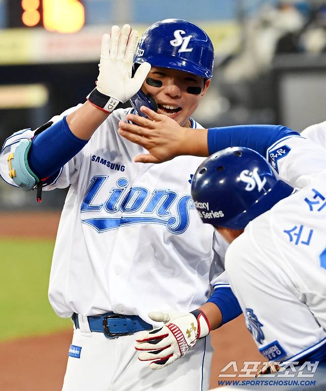 23일 대구삼성라이온즈파크에서 열린 KIA와 삼성의 시범경기. 4회말 무사 1루 삼성 김영웅이 2점홈런을 치고 기쁨을 나누고 있다. 대구=허상욱 기자wook@sportschosun.com/2026.03.23/