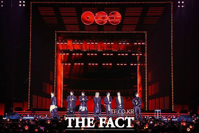 그룹 방탄소년단(BTS)이 21일 오후 서울 광화문 광장에서 정규 5집 '아리랑(ARIRANG)' 앨범 발매를 기념해 마련된 컴백 무대에 올라 화려한 퍼포먼스를 선보이고 있다. /빅히트 뮤직·넷플릭스