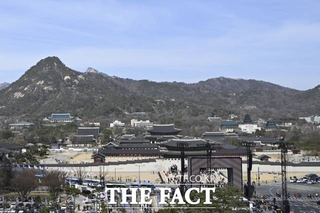 BTS의 광화문 광장 공연은 분명 음악 이상의 것이었다는 평가를 받는다. 이는 한국 대중문화가 어디까지 확장될 수 있는지를 보여준 살아있는 증거였고, 동시에 미래를 향한 글로벌 K-POP의 선언에 가깝다. /송호영 기자