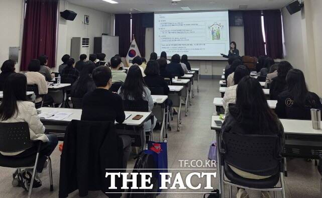 부여군이 23일 여성문화회관에서 공무원과 민간 기관 관계자 등 100여 명을 대상으로 지역 돌봄의 통합지원에 관한 법률 관련 역량 강화 교육을 진행하고 있다. /부여군