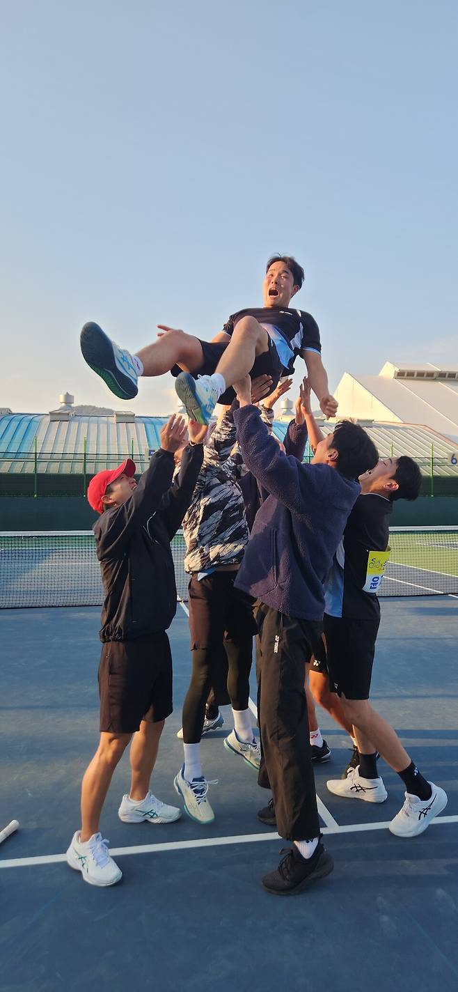 류태우 선수를 헹가래 치는 순천시청 선수들. 김경무 기자