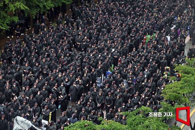 삼성전자 최대 노조인 전국삼성전자노동조합이 사흘간 총파업을 선언한 2024년 7월 8일 경기도 화성 삼성전자화성사업장 정문앞에서 열린 총파업결의대회에서 노조원들이 구호를 외치고 있다. 사진=조용준 기자 jun21@