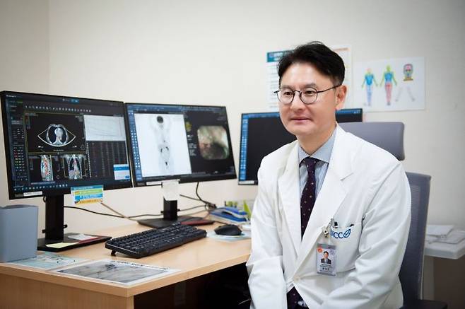 문성호 국립암센터 양성자치료센터장이 아시아경제와의 인터뷰에서 간암, 식도암, 안구암 등에 대한 양성자치료의 효과에 대해 설명하고 있다. 국립암센터.