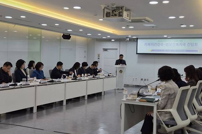 광주광역시와 전라남도 관계자들이 23일 광주시청에서 전남·광주 통합특별시 출범을 앞두고 복지·보건 분야 정책 연계와 협력 방안을 논의하기 위한 실무 간담회를 진행하고 있다. 광주시 제공