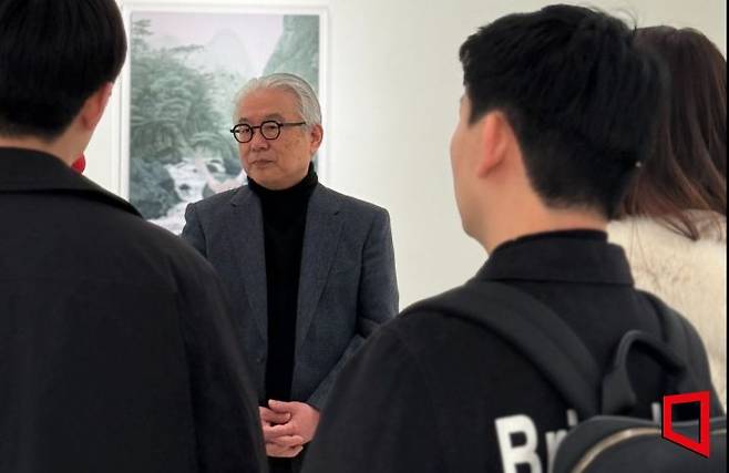 관람객들의 작품에 대한 소감을 경청하는 후타가와 카즈유키.