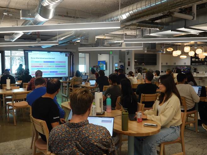 지난 13일(현지 시각) 미 캘리포니아주 샌프란시스코의 AI스타트업 '감마' 사무실에서 전 직원이 모여 '쇼앤텔' 행사를 하고 있다./강다은 특파원