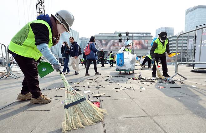 22일 방탄소년단(BTS) 방탄소년단 컴백 공연을 마친 서울 광화문광장에서 관계자들이 무대를 정리하고 있다. /뉴스1