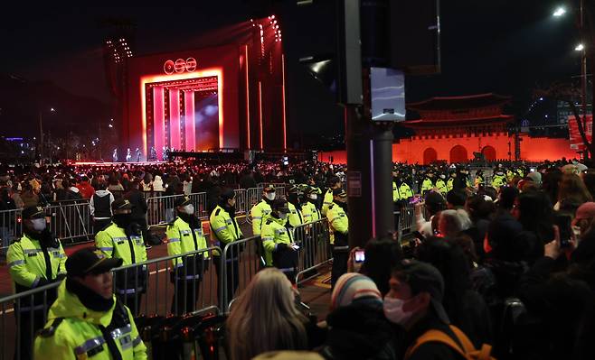 21일 서울 광화문 광장에서 그룹 방탄소년단(BTS)의 정규 5집 '아리랑'(ARIRANG) 발매를 기념해 열린 무료 공연 'BTS 컴백 라이브: 아리랑'(BTS THE COMEBACK LIVE｜ARIRANG)에서 경찰이 광장 외곽 인파 관리를 하고 있다. /연합뉴스