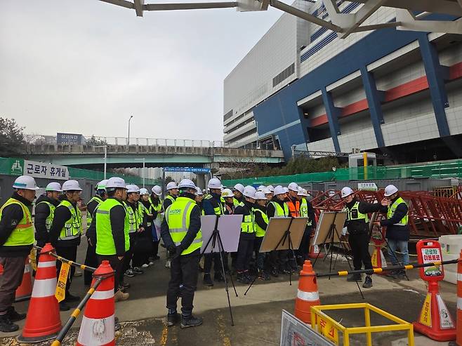 GTX본부 및 협력사 관계자들이 GTX-B 1공구 우수현장을 견학하고 있다. /국가철도공단 제공