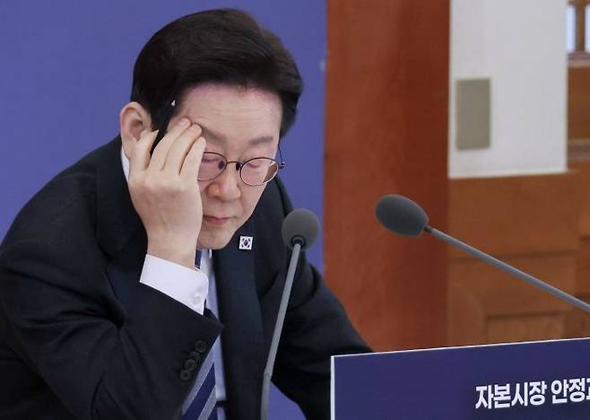 이재명 대통령이 지난 18일 청와대에서 열린 자본시장 안정과 정상화 간담회에서 참석자 발언을 듣고 있다. ⓒ뉴시스