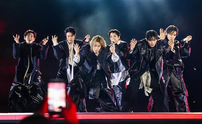 방탄소년단(BTS) 멤버들이 21일 오후 서울 종로구 광화문광장에 설치된 ‘BTS 컴백 라이브: 아리랑’ 무대에서 춤과 노래를 선보이고 있다. 약 4년 만에 컴백한 BTS의 광화문 공연은 넷플릭스를 통해 세계 190여 개국에 생중계됐다. 빅히트뮤직 제공