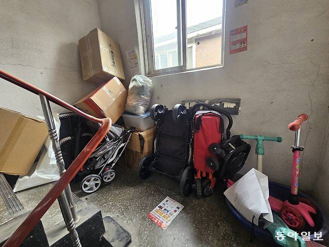 16일 오후 인천 남동구 구월동에서 생후 20개월 된 여아가 숨진 채 발견된 주택 앞에 어린이용 킥보드와 유모차 등이 놓여 있다. 인천=공승배 기자 ksb@donga.com