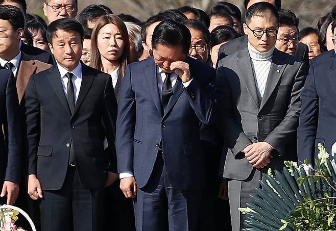 정청래 더불어민주당 대표가 23일 오전 경남 김해 진영읍 봉하마을을 찾아 고 노무현 전 대통령 묘역을 참배하며 손으로 얼굴을 닦고 있다. 2026.3.23 뉴스1