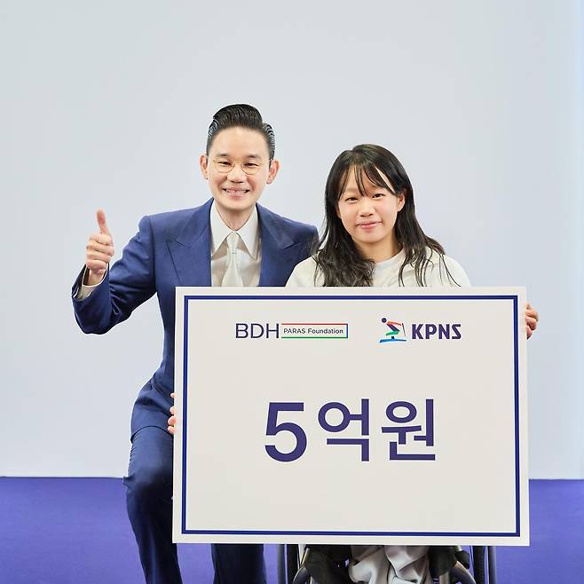 배동현 회장이 김윤지 선수에게 포상금을 지급했다. (대한장애인노르딕스키연맹 제공)