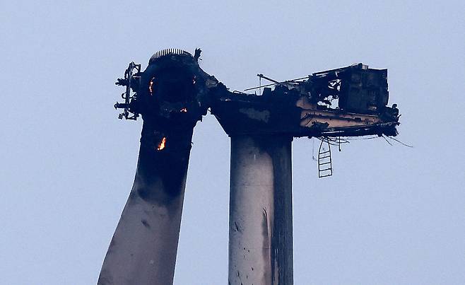 23일 오후 1시 11분께 경북 영덕군 한 풍력발전단지 내 풍력발전기에서 화재가 발생해 불꽃 타오르고 있다.   이 사고로 정비 작업자 3명이 숨졌다. 2026.03.23 [영덕=뉴시스]