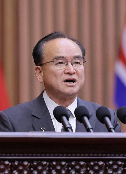 (평양 노동신문=뉴스1) = 북한 노동당 기관지 노동신문은 23일 “온 나라 전체 인민이 조선노동당 제9차 대회 결정을 받들고 위대한 우리 국가의 줄기찬 도약과 발전의 새로운 전성기를 열어나가기 위한 애국투쟁에 과감히 떨쳐나선 역사적 시기에 조선민주주의인민공화국 최고인민회의 제15기 제1차 회의가 수도 평양에서 개회되였다”고 보도했다. 최고인민회의 상임위원장(국회의장 격)에는 조용원 전 당 비서 겸 부장이 임명됐다.