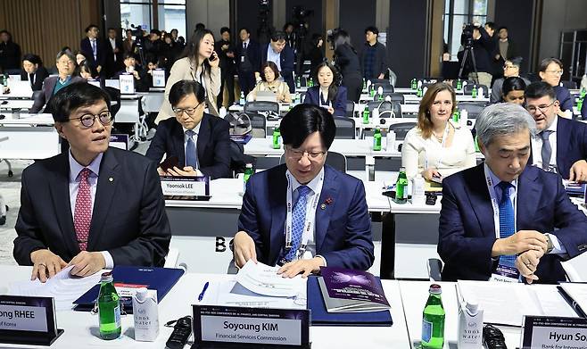 이창용 한국은행 총재와 김소영 금융위원회 부위원장, 신현송 국제결제은행(BIS) 조사국장 겸 경제자문가가 17일 오전 서울 중구 남대문로 한국은행 2층 콘퍼런스홀에서 ‘AI, 금융, 중앙은행 : 기회, 도전과제, 그리고 정책 대응(AI, Finance and Central Banking : Opportunities, Challenges, and Policy Responses)’을 주제로 열린 국제 콘퍼런스에 참석해 있다. 이날 콘퍼런스는 세계적으로 금융권의 인공지능(AI) 활용이 본격화되는 상황에서 그 영향과 향후 방향에 대한 논의를 위해 금융위원회(FSC)와 한국은행(BOK)은 국제결제은행(BIS)이 공동 개최했다. 2024.12.17/뉴스1